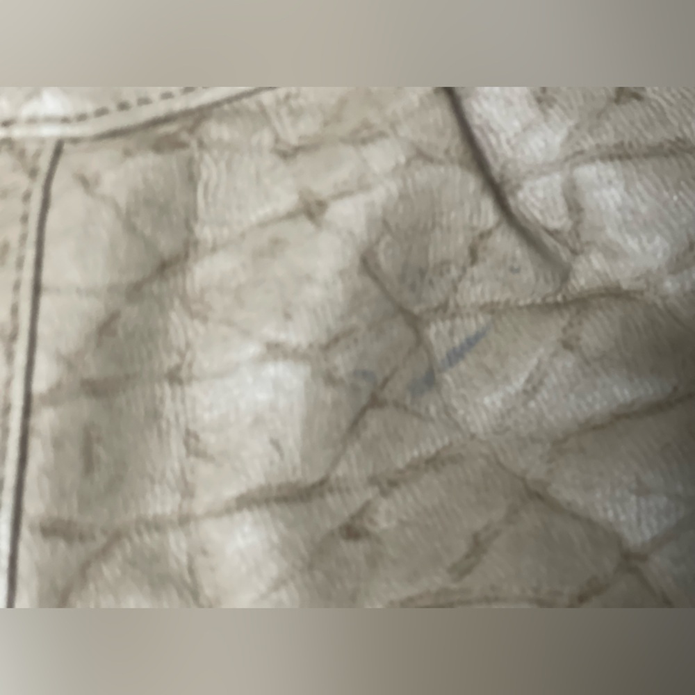 Cream handbag with Textured Design - Picture 3 of 3
